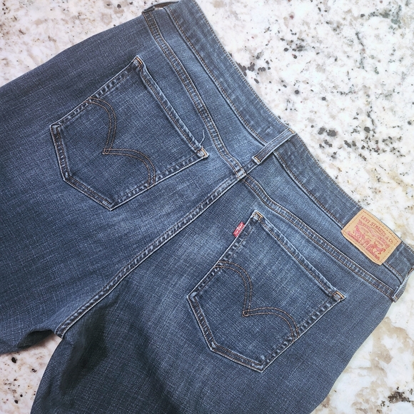 Levi Classic Straight Jeans  Size 18 - Picture 2 of 10